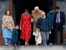 जम्मू-कश्मीर: 7 महीने बाद बेटे उमर से मिले फारूक अब्दुल्ला, सामने आईं तस्वीरें