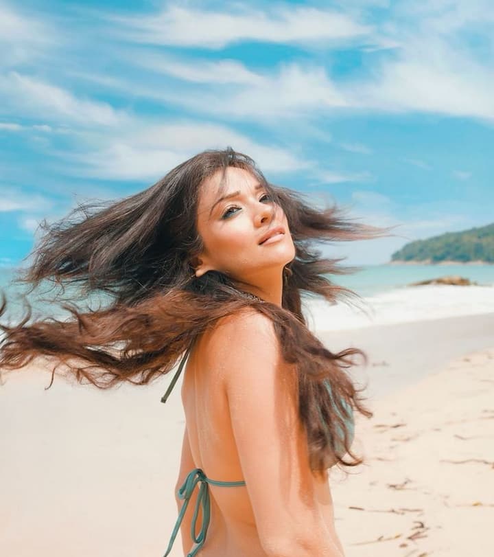 लोकप्रिय टीवी अभिनेत्री मेघा गुप्ता जिन्हें आखिरी बार टीवी शो 'आयुषमान भव:' में 'समीरा' के सिंपल किरदार में देखा गया. एक बार फिर से खबरों में बनी हुई हैं. खबरों में रहने की वजह उनकी कोई फिल्म नहीं बल्कि अभिनेत्री की हालिया तस्वीरें हैं. (फोटो: इंस्टाग्राम/मेघा गुप्ता)