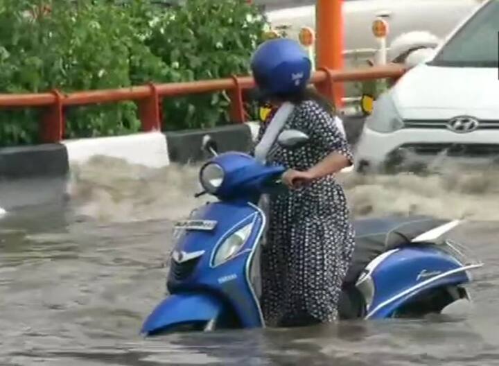 बारिश के बाद सड़कों पर पानी जमा हो गया है. जिसकी वजह से यात्रियों को परेशानी का सामना करना पड़ रहा है. ये तस्वीर दिल्ली के एम्स के नजदीक की है.