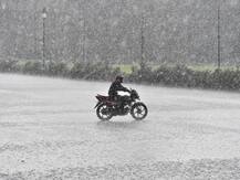 दिल्ली-NCR में बदला मौसम का मिजाज, भारी बारिश के साथ ओले भी गिरे