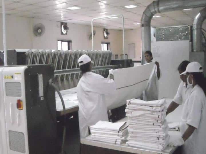 Coronavirus: Central Railway officials on COVID 19 symptoms Coronavirus: मध्य रेल ने ट्रेन में लगे पुराने पर्दे, कंबल, चादर और टॉवेल हटाने का फैसला लिया