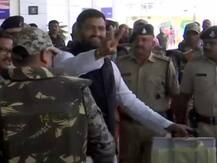 MP: भोपाल लौटे कमलनाथ समर्थक 74 विधायक, विक्ट्री साइन दिखाते हुए कहा- कल बहुमत जीतेंगे