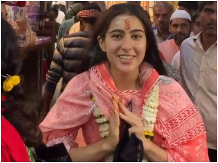 Sara Ali Khan left acting and started reporting in Varanasi एक्टिंग छोड़ वाराणसी में रिपोर्टिंग करने उतरी सारा अली खान, शेयर किया वीडियो