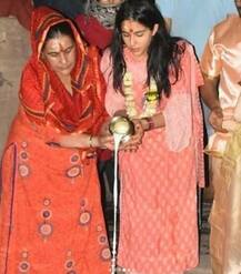 Sara Ali Khan ने मां Amrita Singh की काफी पुरानी तस्वीर शेयर कर पूछा सवाल, जानिए क्या