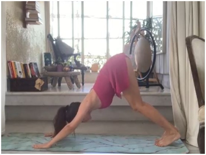 Jacqueline Fernandez hot yoga photo getting viral over social media  VIDEO: जैकलीन ने हॉट योगा कर इंस्टाग्राम पर लगाई आग, वायरल हो रहा है ये वीडियो