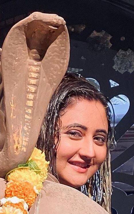 नागिन 4 में रश्मि देसाई की एंट्री बेहद धांसू रही है और ये फैंस के साथ-साथ दर्शकों को भी भा रही है. (Photo Credit: @imrashamidesai Instagram)