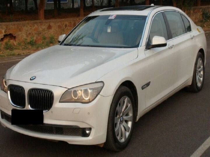 Person driving down a BMW car to urinate thief came and robbed नशे में पेशाब करने के लिए BMW से नीचे उतरा शख्स, चोर आए कार उड़ा ले गए