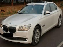 नशे में पेशाब करने के लिए BMW से नीचे उतरा शख्स, चोर आए कार उड़ा ले गए