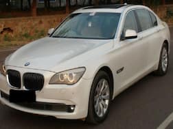 नशे में पेशाब करने के लिए BMW से नीचे उतरा शख्स, चोर आए कार उड़ा ले गए