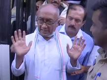 बेंगलुरू में कांग्रेस विधायकों से मिलने पहुंचे दिग्विजय हिरासत में लिए गए, भूख हड़ताल का किया एलान