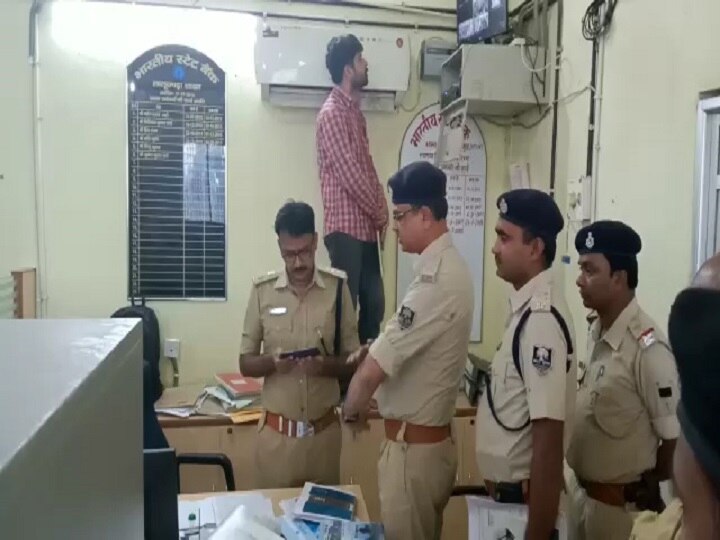 robbers looted two and a half lakh rupees from bank in muzaffarpur ANN मुजफ्फरपुर: दिन दहाड़े बंदूक की नोंक पर बैंक डकैती, ढाई लाख लूटकर बदमाश फरार