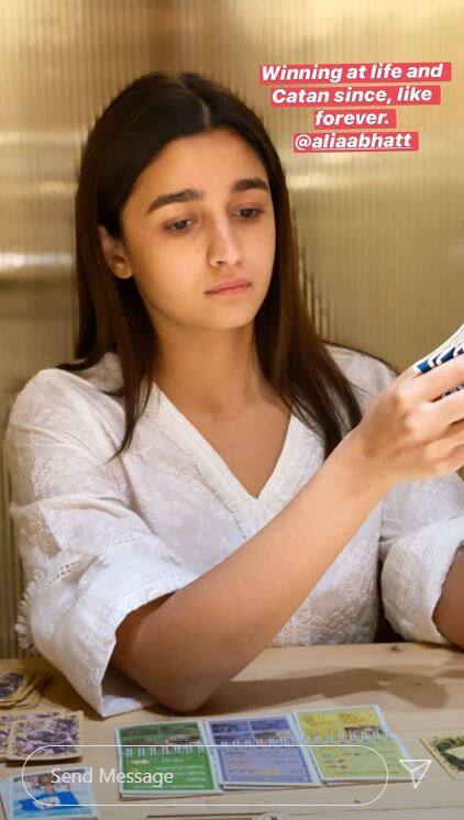 1. आलिया भट्ट: कोरोना से बचाव के लिए ज्यादातर फिल्मी हस्तियां खुद को आइसोलेशन में रख रहे हैं. आलिया भट्ट ने भी सबसे दूरी बनाते हुए खुद को आइसोलेशन में रखा हुआ है. इस दौरान वह अपना समय बिताने के लिए कैटन गेम खेल रही हैं. आलिया की बहन ने उनकी एक तस्वीर को सोशल मीडिया पर पोस्ट कर इस बात की जानकारी दी है.