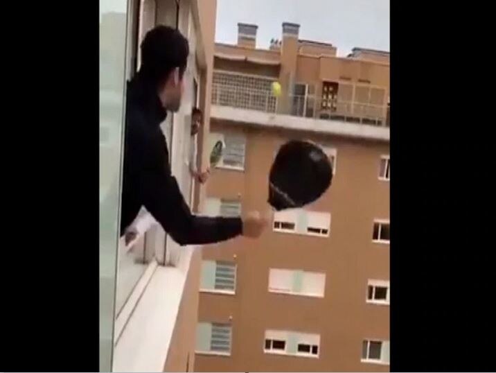 boys playing tennis from window in isolation, video goes viral on social media इटली: आइसोलेशन में खिड़की से टेनिस खेल रहे दो लड़कों का वीडियो वायरल