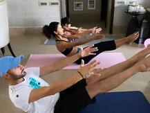 कोरोना का कहर: पत्नी गीता बसरा और बेटी संग घर में योगा कर रहे हरभजन सिंह ने 'हाथ धोने' वालों को दी ये खास नसीहत