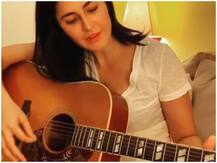 Coronavirus: लॉकडाउन के चलते खाली समय में गिटार बजाना सीख रहीं हैं कैटरीना, देखें वीडियो