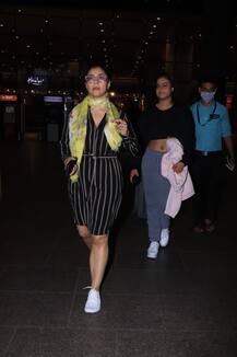 Pics: बेटी के साथ एयरपोर्ट पर स्पॉट हुईं काजोल, स्टाइलिश लुक में दिखी बेटी नयासा