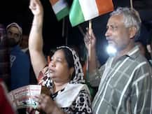 निर्भया के दोषियों को फांसी के बाद लोगों ने तिहाड़ जेल के बाहर बांटी मिठाई, इंकलाब जिंदाबाद के नारे लगाए