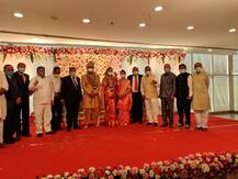 मुंबई: शादी में मास्क लगाकर पहुंचे मेहमान, हाथ में सेनिटाइजर लगाकर नवविवाहित जोड़े को दिया आशीर्वाद