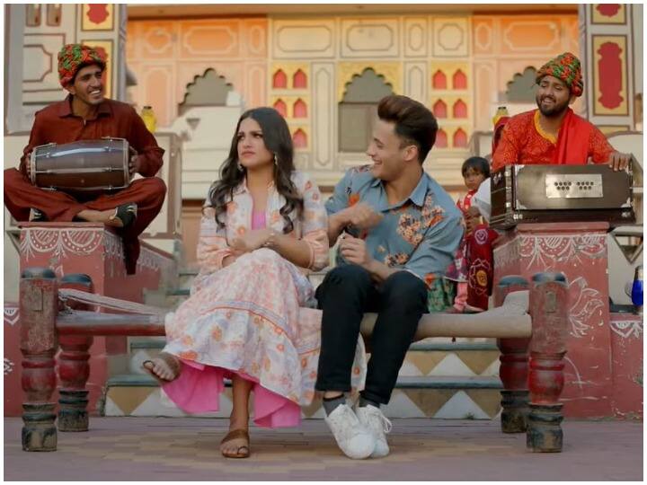 Asim Riaz and Himanshi Khurana's song 'Kalla Sona Nai' released आसिम और हिमांशी का सॉन्ग 'कल्ला सोना नहीं' हुआ रिलीज, यूट्यूब पर हो रहा ट्रेंड