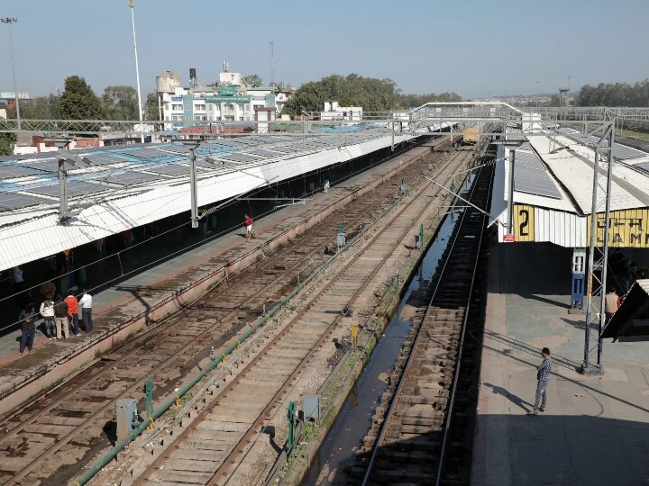 Coronavirus: All trains across the country will remain suspended during Janta curfew ANN ‘जनता कर्फ्यू’ पर रेलवे का बड़ा फैसला, आज रात 12 बजे से रविवार रात 10 बजे के बीच सभी ट्रेन रद्द