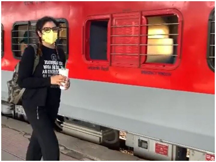Coronavirus: Raveena Tandon cleaned the entire seat while traveling in the train Coronavirus: ट्रेन में सफर के दौरान रवीना टंडन ने साफ की पूरी सीट, सामने आया वीडियो