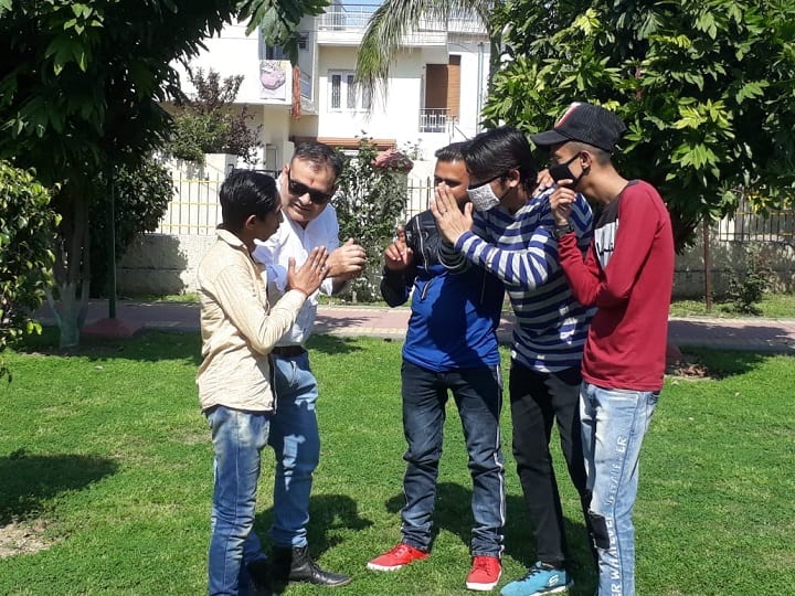 Young actors spreading awareness about coronavirus through street plays Coronavirus: नुक्कड़ नाटक के जरिए लोगों में जागरूकता फैला रहे युवा कलाकार