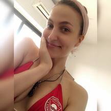 In Pics: कोरोनावायरस के बीच घर में बिकिनी पहने इंजॉय कर रही हैं अली अवराम, बेहद हॉट हैं तस्वीरें