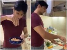 Video: कोरोना के कारण घर में बंद सिद्धार्थ मल्होत्रा सीख रहे हैं प्रॉन बनाना, वायरल हो रहा है वीडियो