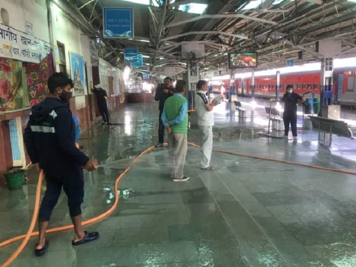 कोरोना वायरस: जम्मू रेलवे स्टेशन को किया जा रहा है सैनिटाइज, रेलवे स्टेशन पर हेल्प डेस्क भी उपलब्ध Coronavirus Jammu railway station is being sanitized ANN कोरोना वायरस: जम्मू रेलवे स्टेशन को किया जा रहा है सैनिटाइज, रेलवे स्टेशन पर हेल्प डेस्क भी उपलब्ध