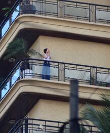 Photos: इंडियन हीरोज के एक ही बालकनी में साथ ताली बजाते दिखे अर्जुन-मलाइका, सामने आईं ये तस्वीरें