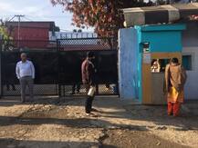 जम्मू: कोरोना वायरस के चलते दूध लेने पहुंचे लोगों ने सोशल डिस्टन्सिंग को किया मेंटेन