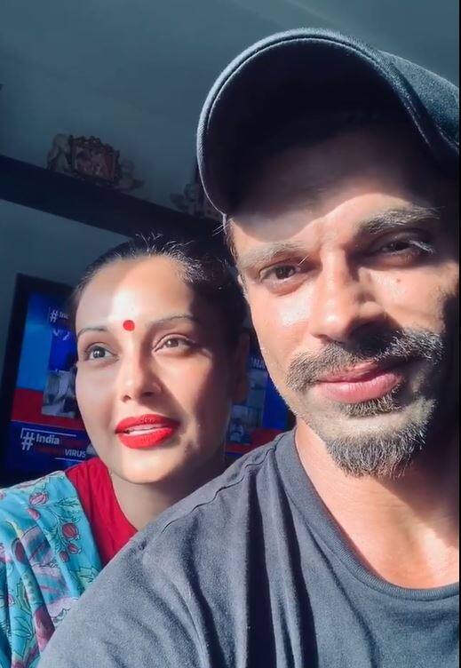  बिपाशा बसु ने अपनी इंस्टाग्राम स्टोरी में एक वीडियो शेयर किया है जिसमें वो गाना गाती दिख रही हैं. पति करण के साथ इस वीडियो में बिपाशा गाना गा रही हैं, हम तुम एक कमरे में बंद हों.. वैसे हालातों को देखते हुए ये गाना एकदम सटीक बैठता है. 