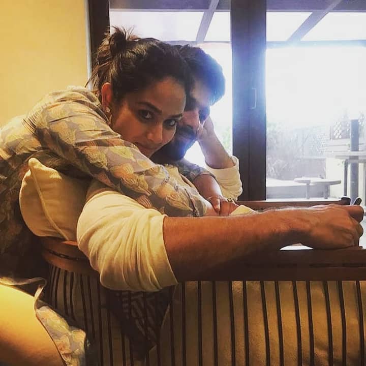 शाहिद और मीरा भी इस समय घर पर हैं और साथ में वक्त बिता रहे हैं. कोरोना के वक्त के दौरान ये कपल घर पर रहकर अपना वक्त बिताते हुए उन्होंने ये तस्वीर शेयर की है.
