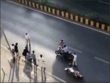 मुंबई में Curfew का उल्लंघन करने वालों की पुलिस ने लगाई क्लास, फिल्म निर्माता ने शेयर किया VIDEO