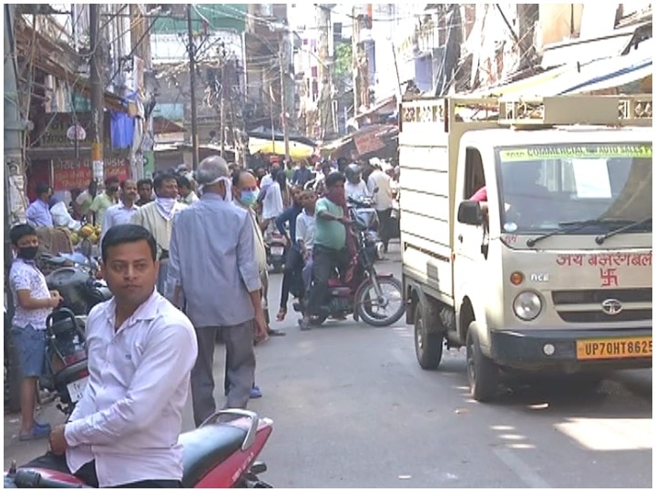 Coronavirus: Despite the lockdown in Prayagraj rickshaws are running shops are also open ANN Coronavirus: प्रयागराज में नियमों की उड़ रहीं धज्जियां, लॉकडाउन के बावजूद चल रहे हैं रिक्शे, दुकानें भी खुली