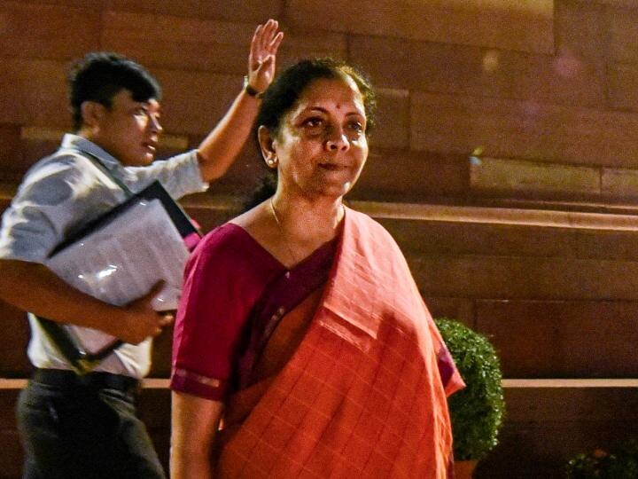 Union Finance Minister Nirmala Sitharaman Says Debit card holders who withdraw cash from any banks ATM can do it free of charge Coronavirus: आर्थिक पैकेज का एलान कब होगा? वित्त मंत्री निर्मला सीतारमण ने दी जानकारी