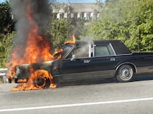 इन कारणों से लगती है कार में आग, बचाव के ये हैं सही उपाय