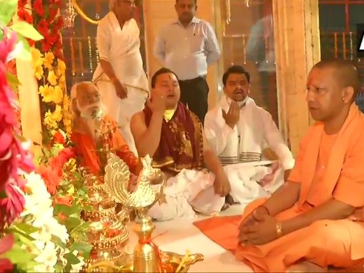 Ayodhya: Chief Minister Yogi Adityanath shifted 'Ram Lalla' idol to a temporary structure योगी आदित्यनाथ की मौजूदगी में अस्थाई मंदिर में शिफ्ट किए गए रामलला, सीएम ने मंदिर निर्माण के लिए दिया 11 लाख का चेक