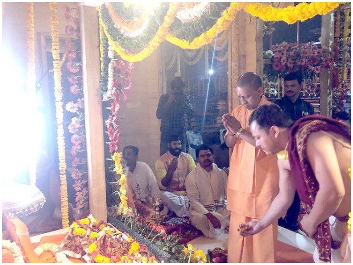 Ramlala shifted to temporary temple in Ayodhya in CM Yogi Adityanath presence अयोध्या में रामलला को अस्थायी मंदिर में किया गया शिफ्ट, CM योगी आदित्यनाथ रहे मौजूद