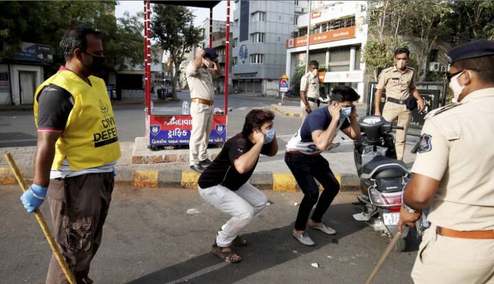 सड़कों पर निकले कुछ युवाओं से पुलिस ने दंडबैठक कराई.