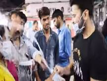 कोरोना वायरस: लोगों को फ्री मास्क बांट रहे हैं ये डॉक्टर, जमकर हो रही है तारीफ