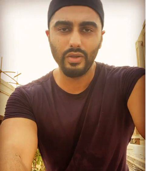 एक्टर अर्जुन कपूर ने भी फैंस के साथ अपना क्विक जिम रूटीन शेयर किया. वीडियो शेयर करते हुए अर्जुन ने बताया कि अगर आपके पास ज्यादा मशीनें नहींं हैं तो आप दिन में करीब 300 बार रस्सा कूदें. ये आपको फिट रहने में मदद करेगा. 