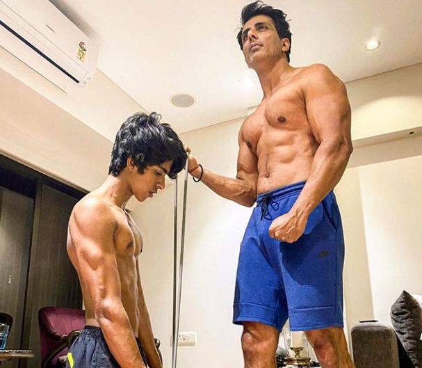 एक्टर सोनू सूद भी घर पर एक्सरसाइज करते नजर आए. (सभी तस्वीरें- इंस्टाग्राम)