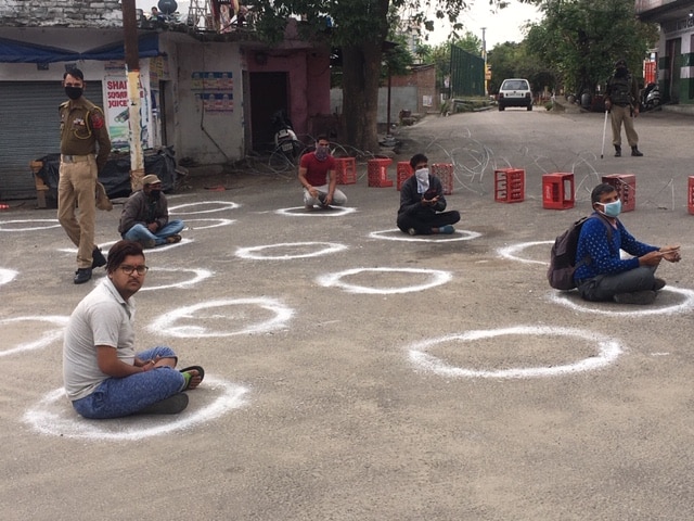 लॉकडाउन का पहला दिन: गंभीर नहीं दिखे लोग, बेवजह घूमते नज़र आए, कई जगह पुलिस को बरसाने पड़े डंडे