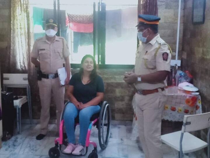 CoronaVirus: लॉकडाउन के दौरान दिव्यांग की मदद के लिए दौड़ी पुलिस, एक ट्वीट पर गृहमंत्री ने लिया एक्शन CoronaVirus: Mumbai Police rushed to help handicaped during lockdown, Home Minister took action on a tweet ANN CoronaVirus: लॉकडाउन के दौरान दिव्यांग की मदद के लिए दौड़ी पुलिस, एक ट्वीट पर गृहमंत्री ने लिया एक्शन