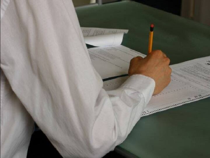 CoronaVirus: महाराष्ट्र के शिक्षकों ने सरकार से मांगी घर से उत्तरपुस्तिका चेक करने की इजाजत CoronaVirus: Maharashtra teachers ask for permission to check answerbook from home ANN CoronaVirus: महाराष्ट्र के शिक्षकों ने सरकार से मांगी घर से उत्तरपुस्तिका चेक करने की इजाजत