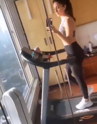 कियारा आडवाणी की खूबसूरती का राज़ उनका वर्कआउट है. कियारा अपने शरीर को समय देते खूब देखीं गई है. कियारा ने अपने घर के जिम एरिया में ट्रेडमिल करते वीडियो शेयर किया है.