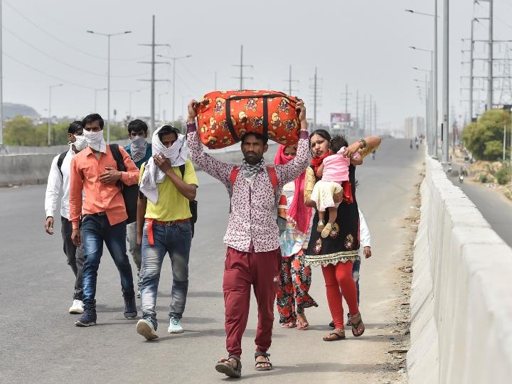 Coronavirus: Day laborers moving towards starvation after lockdown, some leave Delhi on foot Coronavirus daily wage workers moving towards starvation some left Delhi ANN