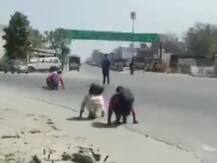 यूपी के बदायूं में पुलिस की बदसलूकी, लॉकडाउन का पालन नहीं करने पर दी रेंग कर जाने की सजा