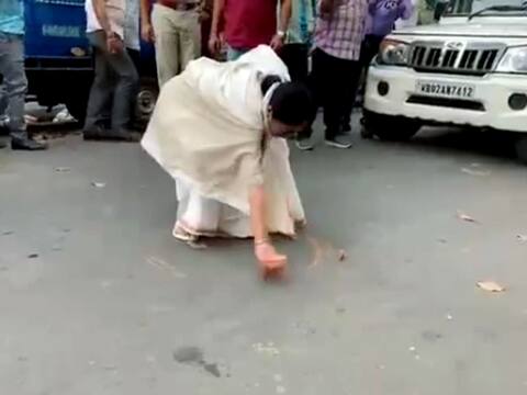 Coronavirus: ममता बनर्जी ने सड़क पर बनाया गोल घेरा, लोगों से कहा- सोशल डिस्टेंस का पालन करें Coronavirus: ममता बनर्जी ने सड़क पर बनाया गोल घेरा, लोगों से कहा- सोशल डिस्टेंस का पालन करें